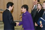 Photograph of Prime Minister Abe shaking hands with the U.S. Secretary of Commerce