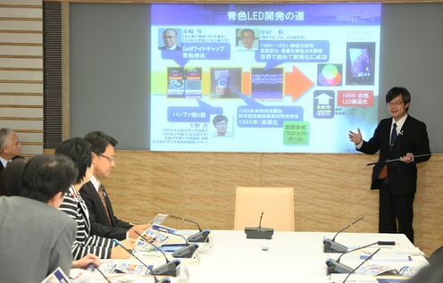 Photograph of the Prime Minister listening to the presentation from Prof. Amano (2)
