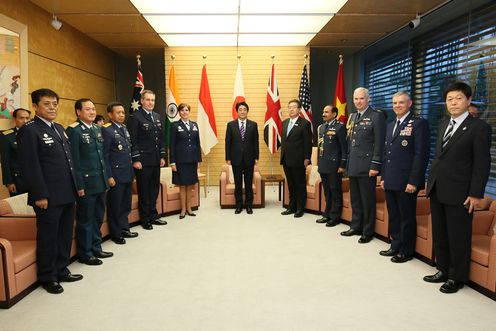 Photograph of the Prime Minister receiving the courtesy call from the Chiefs of Staff and other officials of air forces in the Indo-Pacific region (1)