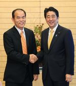Photograph of Prime Minister Abe shaking hands with Prof. Nakamura