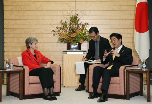 Photograph of Prime Minister Abe receiving the courtesy call