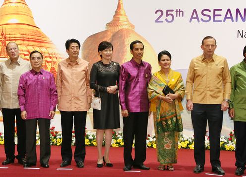 Commemorative photograph taken at the gala dinner (1)