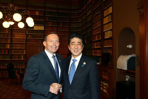 Photograph of Prime Minister Abe being welcomed by the Prime Minister of Australia at the leaders' retreat  (photograph courtesy of the host )