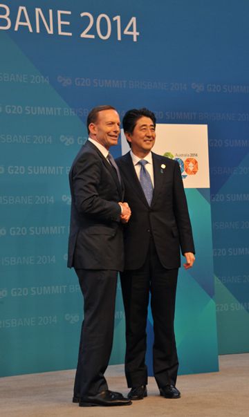 Photograph of Prime Minister Abe being welcomed by the Prime Minister of Australia at the first session (pool photo)