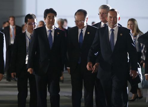 Photograph of Prime Minister Abe proceeding to the working dinner with the President of the World Bank and other leaders (pool photo)
