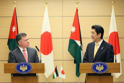 Photograph of the Japan-Jordan joint press announcement (1)