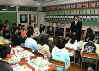 Photograph of Prime Minister visiting an elementary school