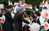 Photograph of Prime Minister Abe and Prime Minister Singh shaking hands with well-wishers