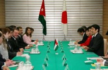 Photograph of Prime Minister Abe holding a meeting with King Abdullah