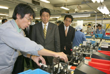 Photograph of Prime Minister touring the factory of a small- and medium-sized enterprise