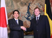 Photograph of Prime Minister Abe shaking hands with Prime Minister Verhofstadt