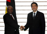 Photograph of Prime Minister Abe shaking hands with President Guebuza