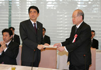 Photograph of Prime Minister receiving a report from Chairman Noyori of the Education Rebuilding Council