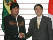 Photograph of Prime Minister Abe shaking hands with President Morales