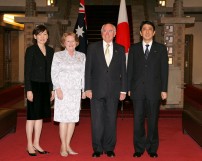 Photograph of the two leaders and first ladies in a commemorative photograph session
