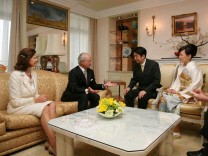 Photograph of Prime Minister and Mrs. Abe chatting with Their Majesties the King and Queen of Sweden