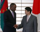 Photograph of Prime Minister Abe shaking hands with Prime Minister Skerrit