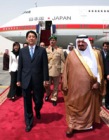 Photograph of Prime Minister Abe attending a welcome ceremony together with Crown Prince Sultan