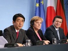 Photograph of Prime Minister Abe holding a joint press conference with Chancellor Merkel and President Barroso