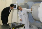 Photograph of the Prime Minister visiting the radiation treatment facility at the University of Tokyo Hospital 