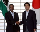 Photograph of Prime Minister Abe shaking hands with Prime Minister Mosisili