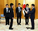 Photograph of the Prime Minister commending the winners for the Award of Japan for Crafting