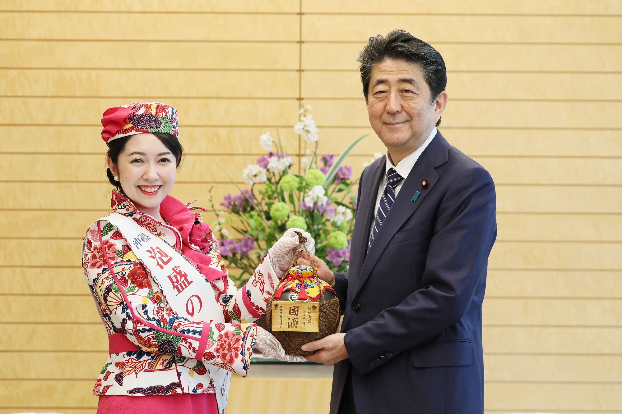 Photograph of the Prime Minister being presented with Ryukyu Awamori (2)