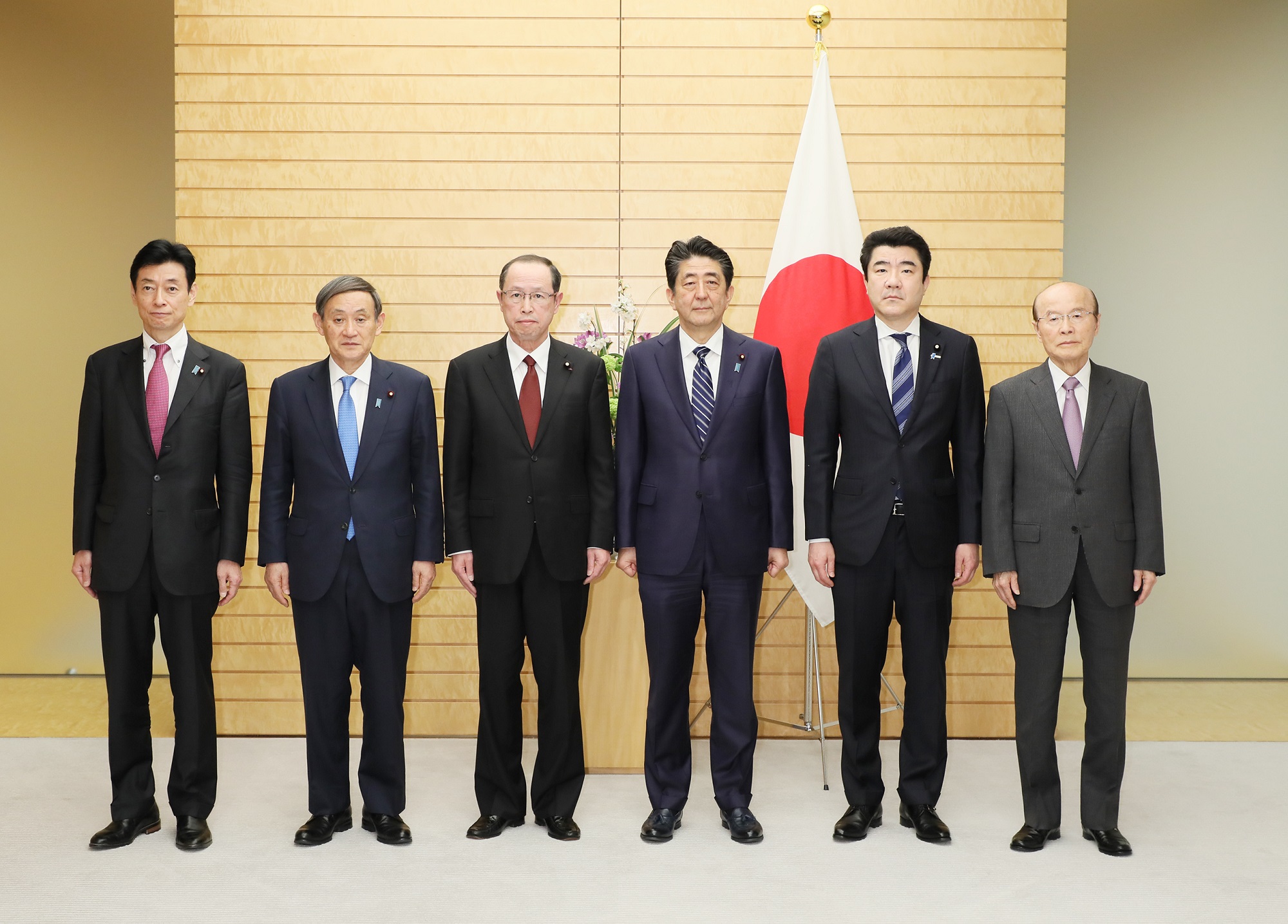 Photograph of the Prime Minister attending a photograph session with the newly appointed Parliamentary Vice-Minister Miyajima (2)