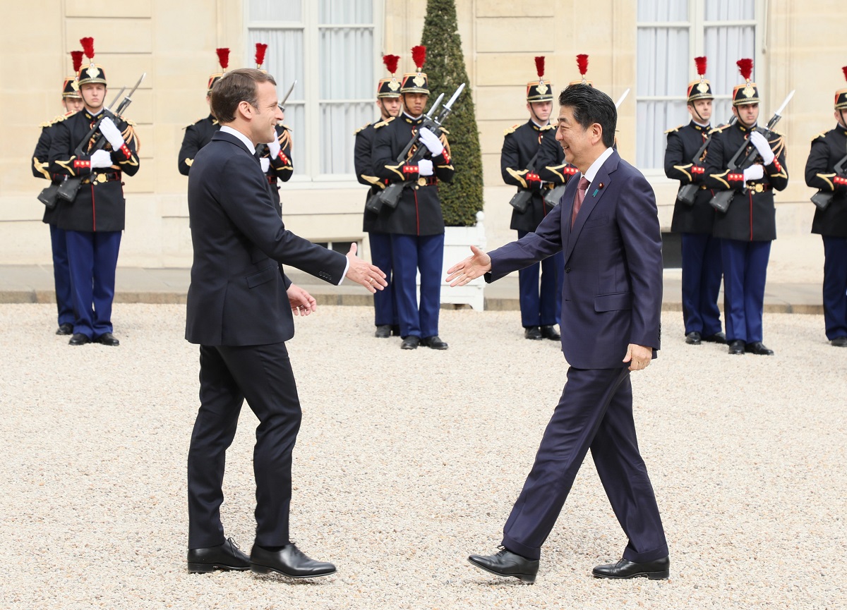 Photograph of the Prime Minister being welcomed by the President of France (1)