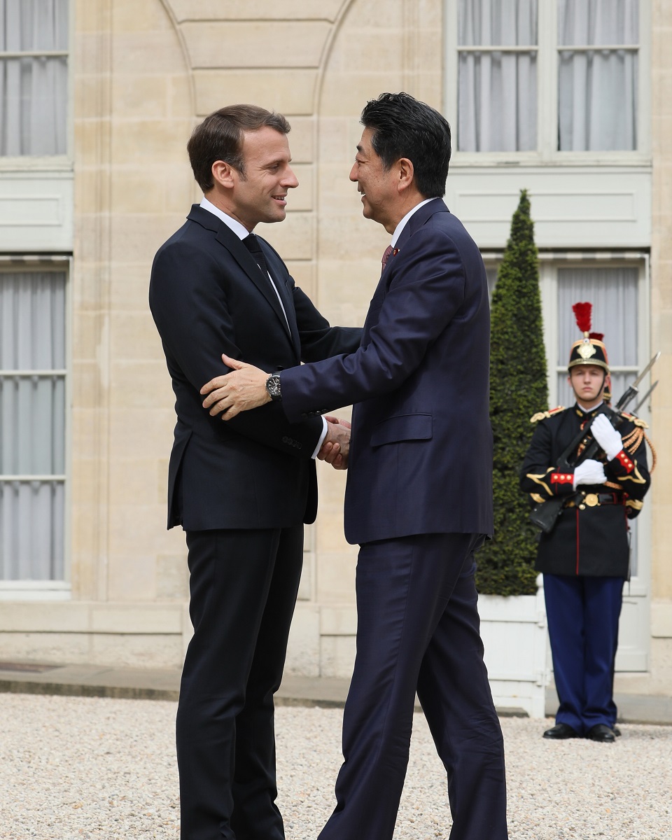 Photograph of the Prime Minister being welcomed by the President of France (2)