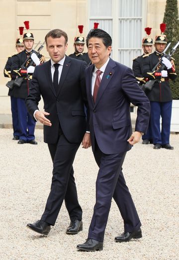 Photograph of the Prime Minister being welcomed by the President of France (3)