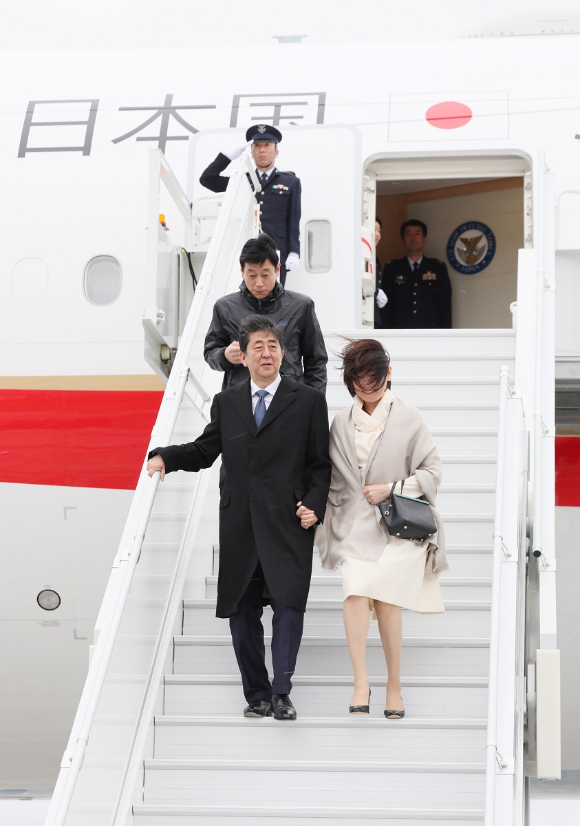 Photograph of the Prime Minister arriving in Canada (1)