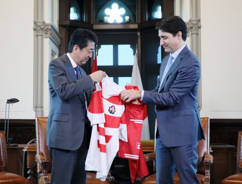 Photograph of the leaders exchanging rugby jerseys of their respective national teams (1)