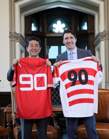 Photograph of the leaders exchanging rugby jerseys of their respective national teams (2)