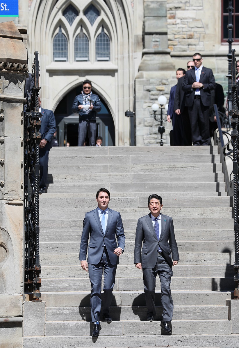 Photograph of the leaders heading to the signing ceremony and joint press conference (1)