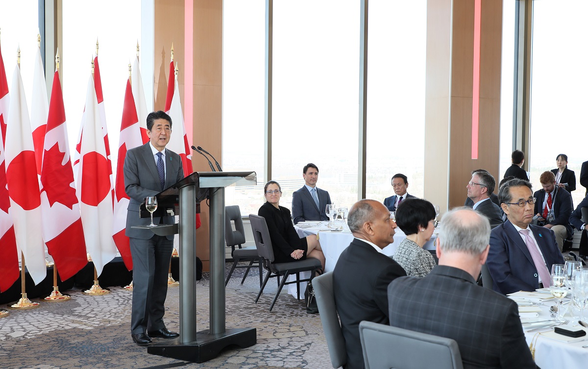 Photograph of the Prime Minister attending the luncheon hosted by the Prime Minister of Canada