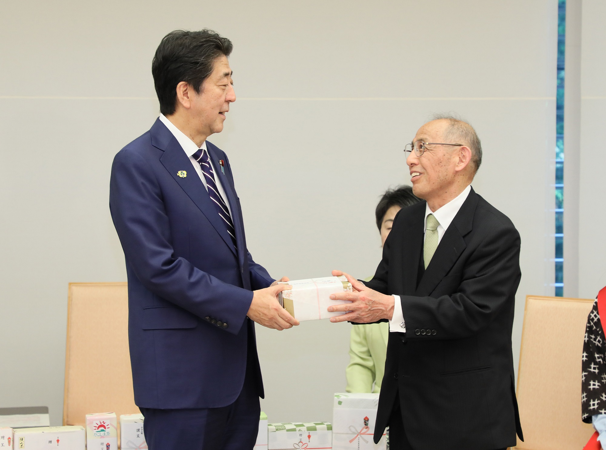 Photograph of the Prime Minister receiving the gift (2)