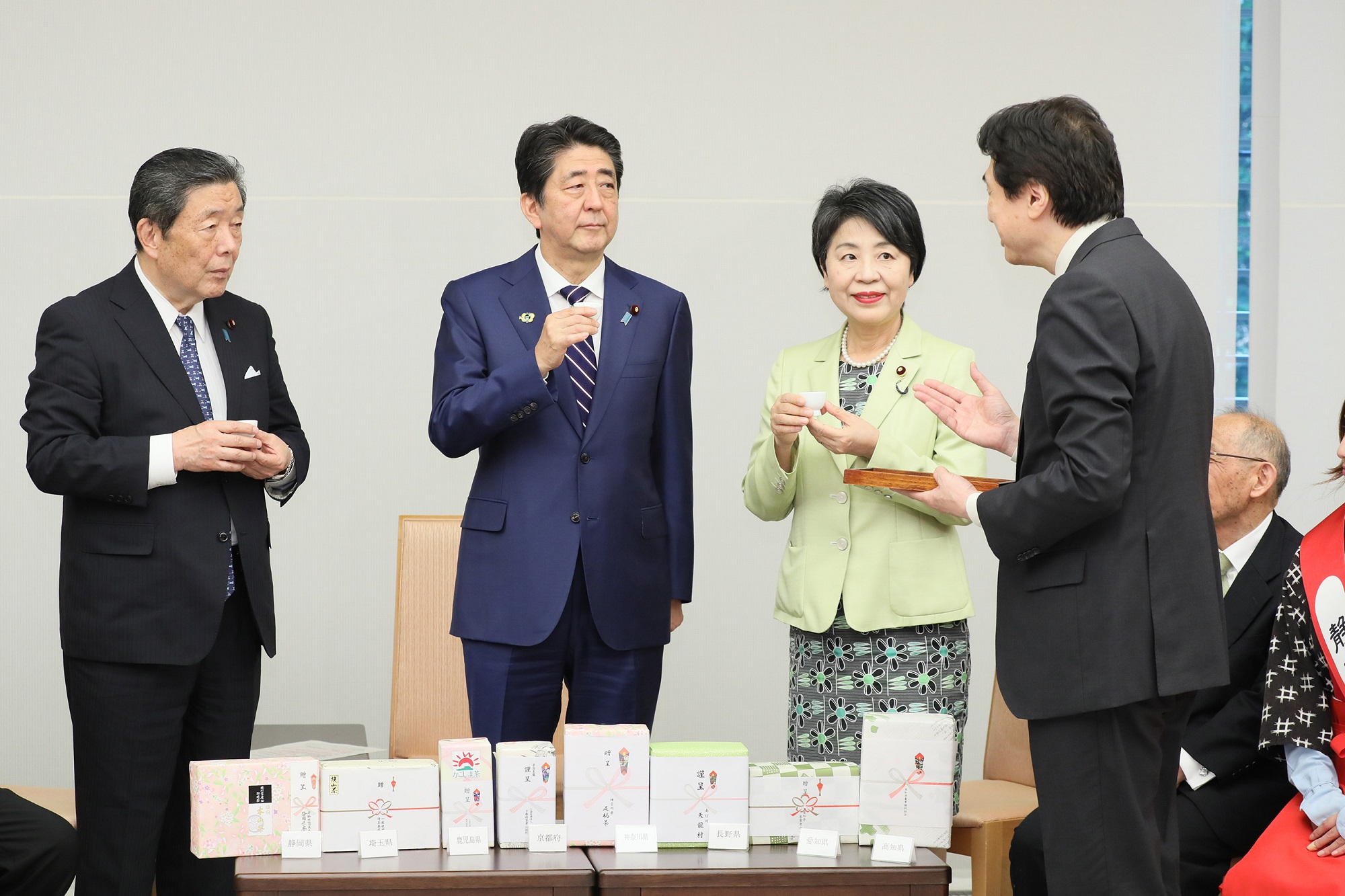Photograph of the Prime Minister receiving the gift (3)