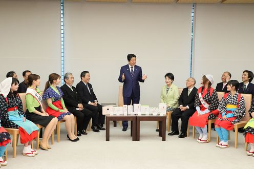 Photograph of the Prime Minister receiving the gift (4)