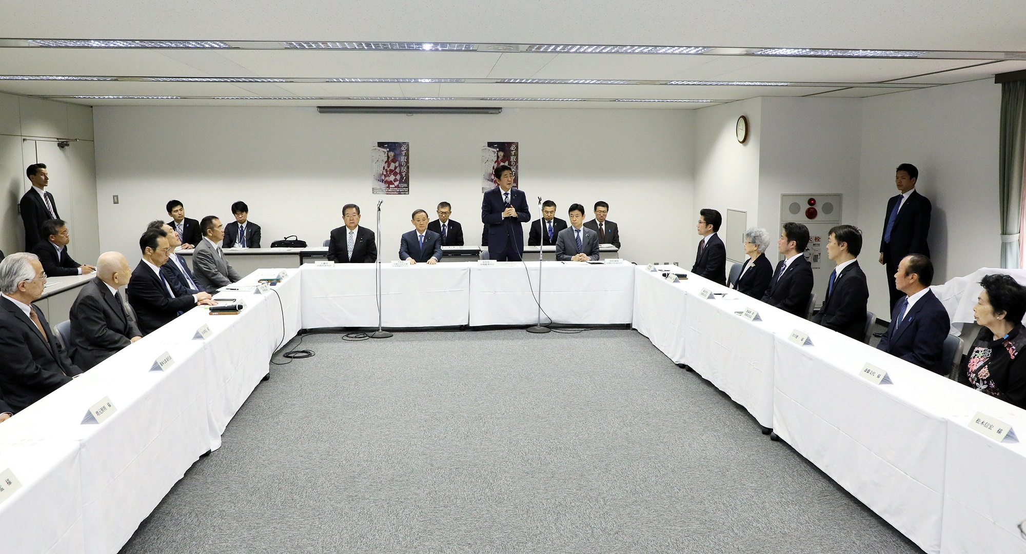 Photograph of the Prime Minister delivering an address at a meeting with families of abductees (1)