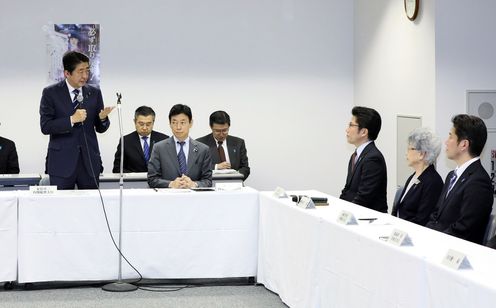 Photograph of the Prime Minister delivering an address at a meeting with families of abductees (2)