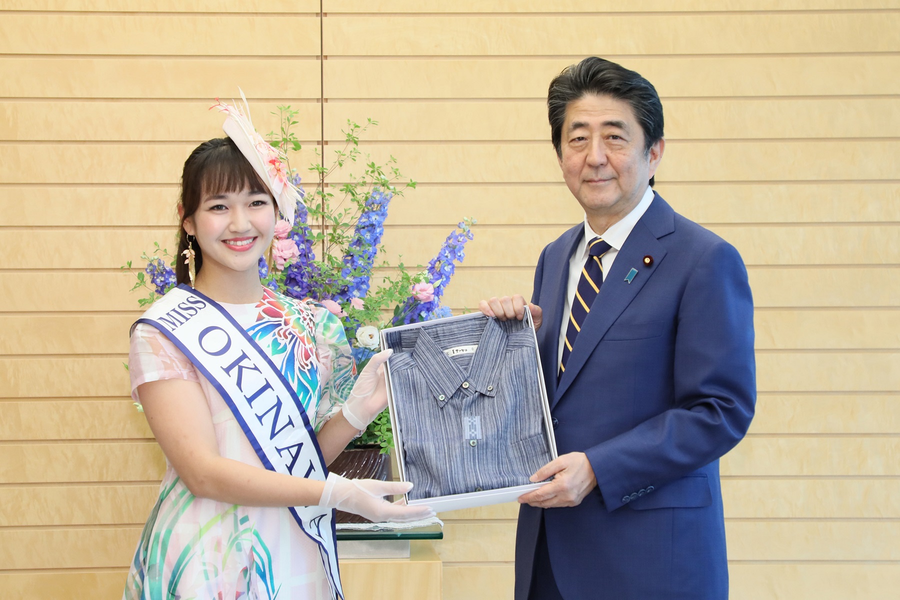 Photograph of the Prime Minister being presented with a kariyushi shirt (3)
