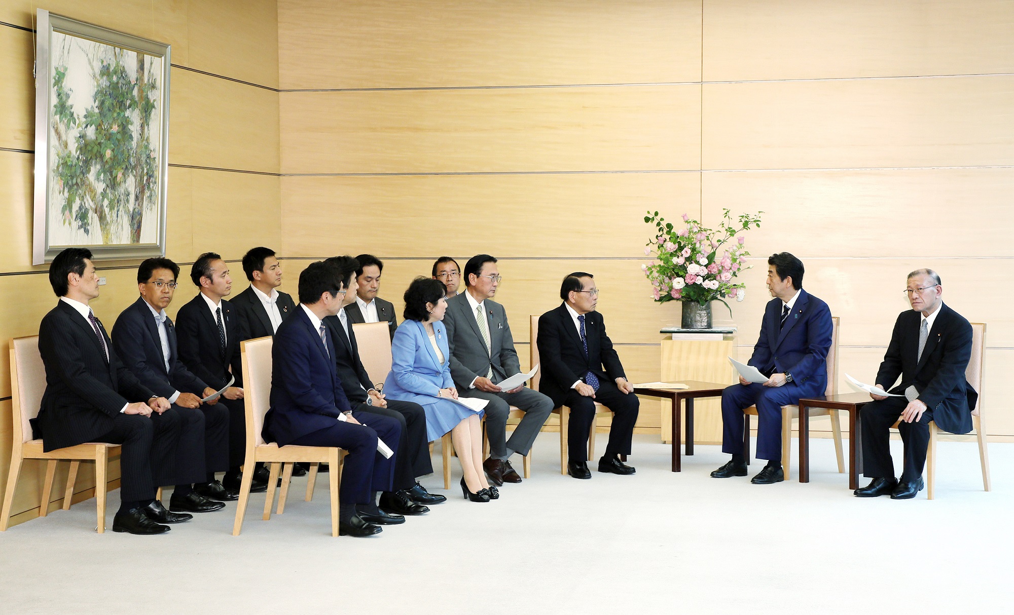 Photograph of the Prime Minister receiving the proposal (4)