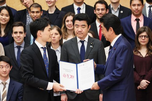 Photograph of the Prime Minister receiving the Y20 policy recommendations (1)