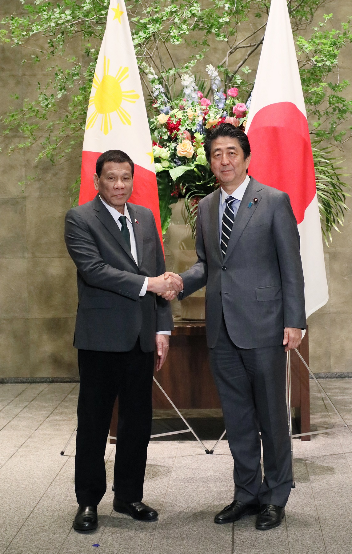 Photograph of the Prime Minister welcoming the President of the Philippines (1)