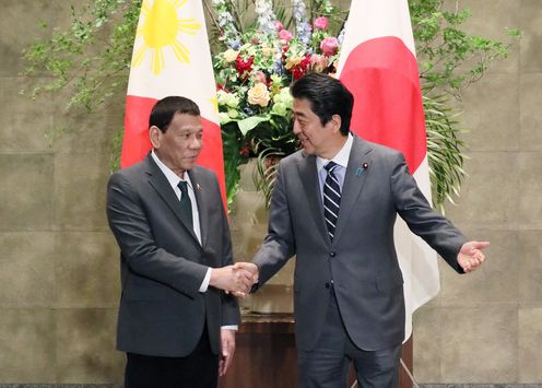 Photograph of the Prime Minister welcoming the President of the Philippines (2)