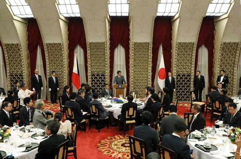 Photograph of the Prime Minister delivering an address at the banquet hosted by Prime Minister Abe and Mrs. Abe (2)