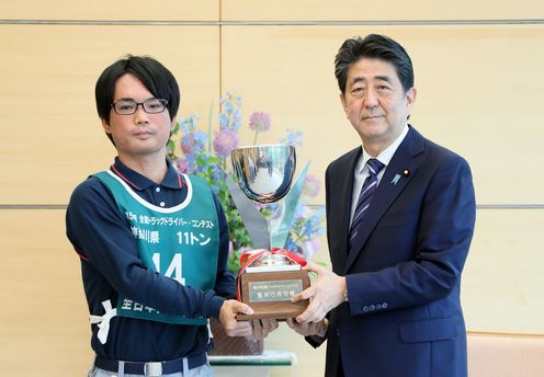 Photograph of the Prime Minister presenting a trophy (2)