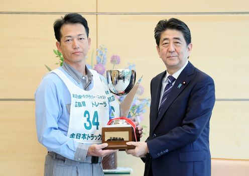 Photograph of the Prime Minister presenting a trophy (3)