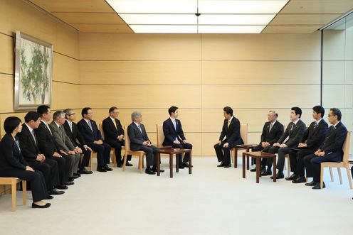 Photograph of the Prime Minister receiving the request (6)